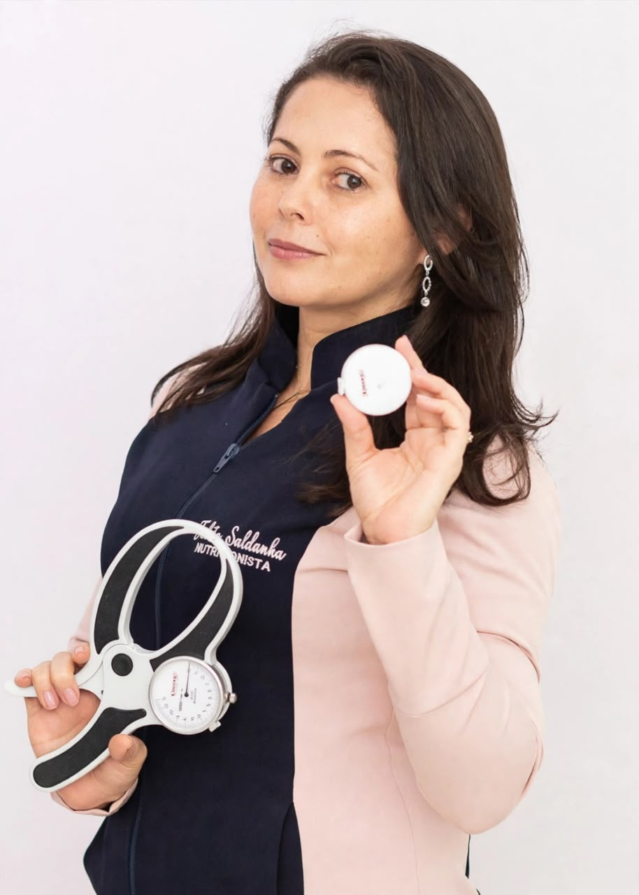 Talita Saldanha com instrumentos de avaliação nutricional