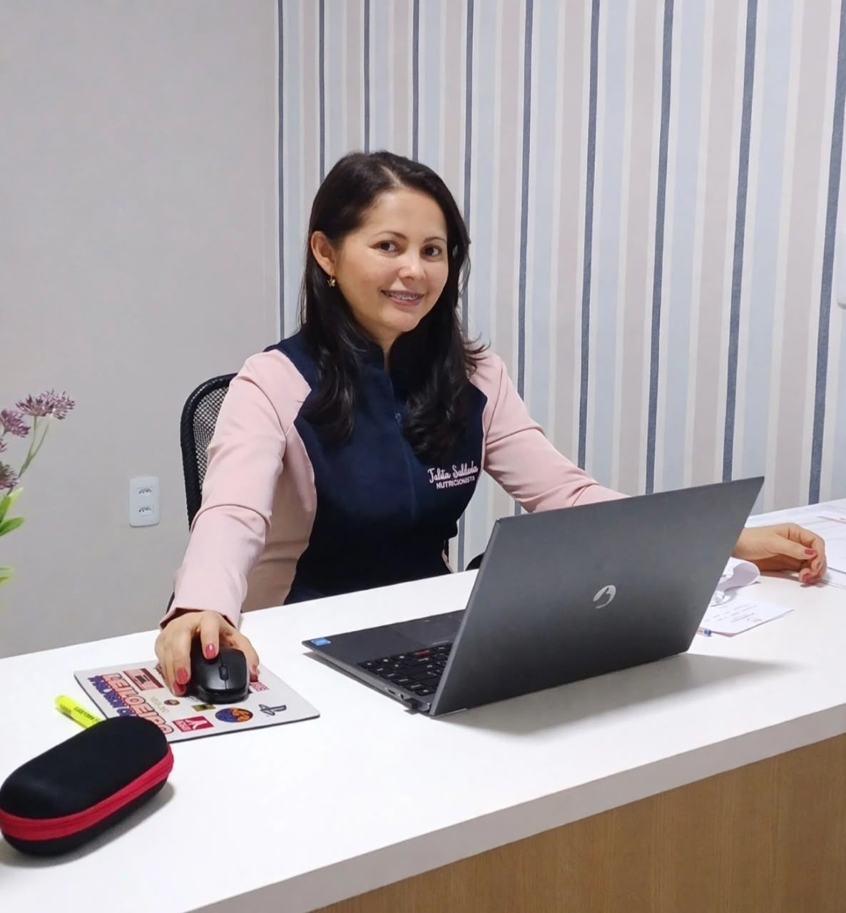 Talita Saldanha durante atendimento no consultório