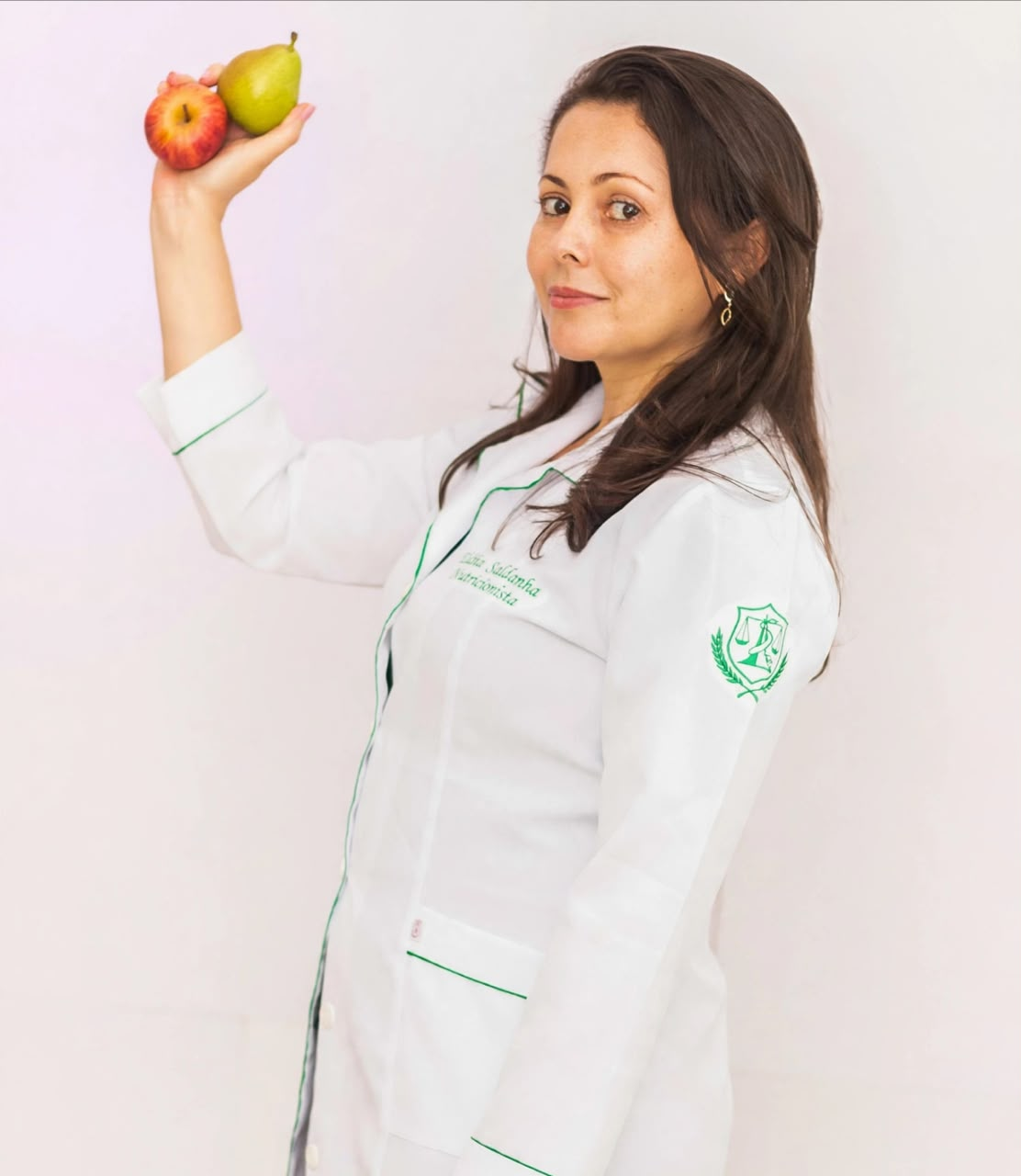 Talita Saldanha segurando uma maçã e uma pera